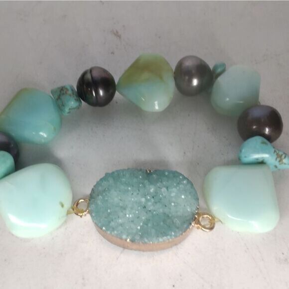 Beautiful elastic bracelet with opals, pearls, and an electroplated green druzy - Picture 2 of 3